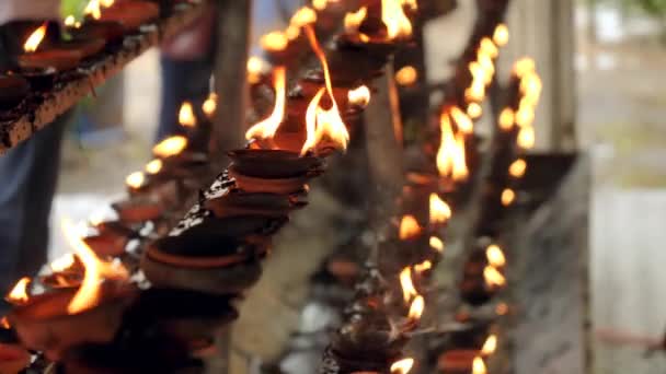 Primer plano 4k video de llama sacrada en lámparas de aceite en el templo hindú — Vídeo de stock