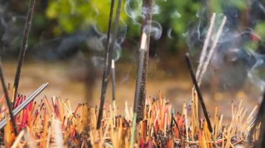 Sri Lanka 'daki Budist tapınağında yakılan tütsü çubuklarının 4k görüntüleri.