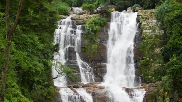 4k slow motion vídeo of mountain river flowing in waterfall at jungle forest on tropical island — Vídeo de Stock