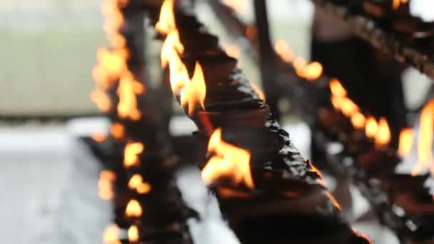 Zbliżenie 4k wideo płonących świec olejnych i latarni w buddyjskiej świątyni na Sri Lance — Wideo stockowe