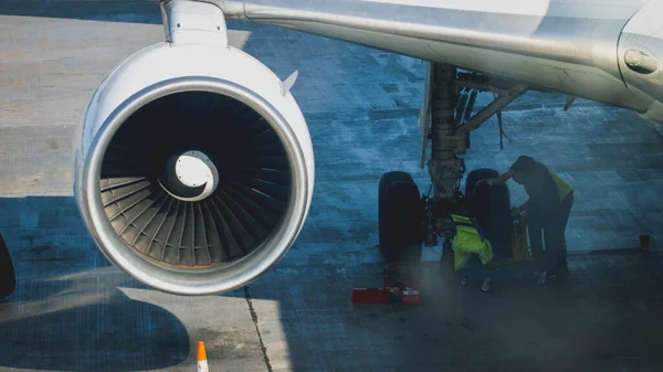 Equipo de servicio en tierra reparando y preparando el avión para el vuelo en el aeropuerto —  Fotos de Stock
