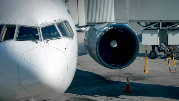 공항 터미널에 있는 모선 비행기에 연결되어 있는 승객용 망원경 게이트 통로의 이미지 — 스톡 사진