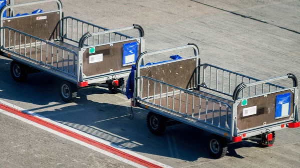 Coronavirus ve COVD-19 salgınının yol açtığı küresel ekonomik kriz nedeniyle boş havaalanında boş bagaj nakliye arabası görüntüsü — Stok fotoğraf