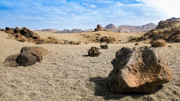 Τοπίο ηφαιστειακών πετρωμάτων και στην έρημο σε ηλιόλουστη μέρα. Αρειανό τοπίο εδάφους — Φωτογραφία Αρχείου
