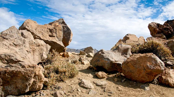Grandi rocce e massi nel deserto roccioso contro il cielo blu — Foto Stock