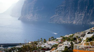 Los Gigantes, Tenerife, İspanya 'nın yüksek uçurumları arasındaki güzel okyanus gölü