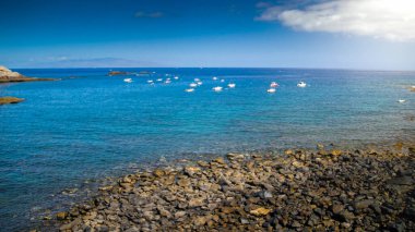 Bir sürü küçük ahşap balıkçı teknesi var.