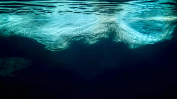 Podvodní fotografie velkého ledovce plovoucího ve studené vodě oceánu — Stock fotografie