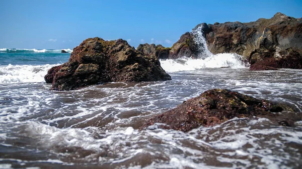 Hermoso paisaje marino de acantilados y rocas en las olas del océano en la orilla —  Fotos de Stock