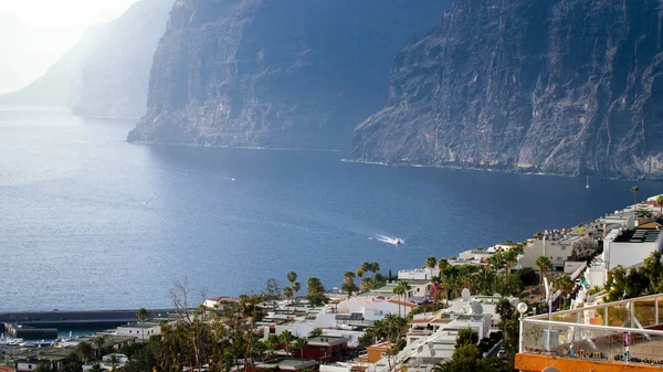 Beautiful ocean lagoon between high cliffs of Los Gigantes, Tenerife, Spain — Stock Photo, Image