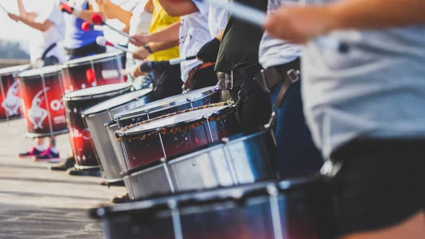 Imagem de perto de músicos de rua tocando bateria com paus — Fotografia de Stock