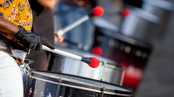 Closeup image of drum sticks in hand of street artist during the performance — Stock Photo, Image