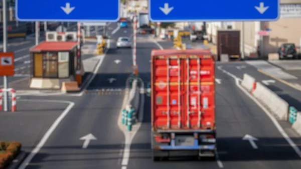Imagem turva do caminhão de carga pesada com contêiner montando na estrada rodoviária movimentada — Fotografia de Stock