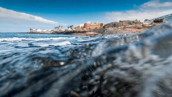 Imagen de primer plano de las olas del mar rodando en la playa — Foto de Stock