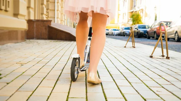 Zbliżenie zdjęcie pięknych kobiecych stóp stojących na hulajnodze na ulicy miejskiej — Zdjęcie stockowe