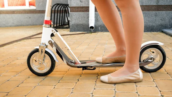 Imagem de close-up de pés femininos em apartamentos de balé de pé em scooter pontapé — Fotografia de Stock