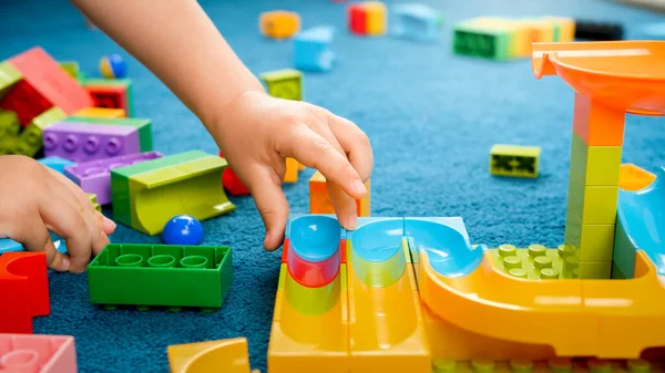 Zbliżenie obrazu dziecięcego ręcznie budowanego toru zabawek z kolorowymi klockami konstrukcyjnymi na podłodze — Zdjęcie stockowe