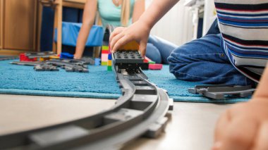 Oyuncak demiryolunun yakın plan görüntüsü. Çocuk odasında yerde renkli bir tren var.