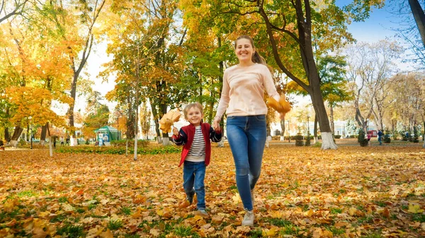 Retrato de familia feliz con niño pequeño en el parque de otoño — Foto de Stock