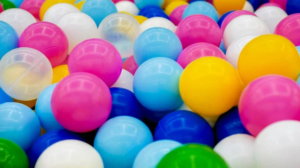 Zbliżenie iamge kolorowe plastikowe kulki w basenie na placu zabaw w centrum handlowym — Zdjęcie stockowe