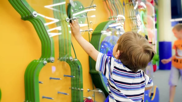 Söt liten pojke leker med pedagogisk mekanism i museet för vetenskap — Stockfoto
