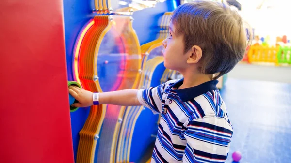 Porträtt av söt liten pojke i pedagogiska styrelsen på Museum of Science — Stockfoto