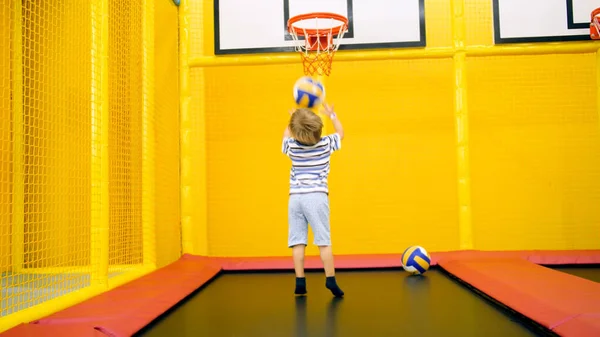 Netter kleiner Junge spielt im Basketball auf Spielplatz im Freizeitpark — Stockfoto