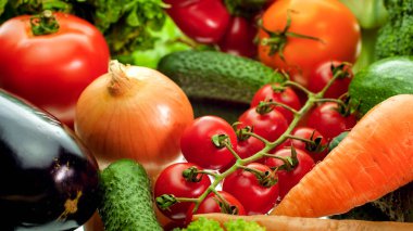 Yakından bakınca soğan, salatalık, havuç, dolma biber, patlıcan ve salata yaprakları görünüyor.