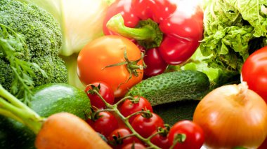 Güneşin taze taze sebzelerin üzerinde parladığı güzel bir arka plan. Masanın üzerindeki Lyign bahçesinden.