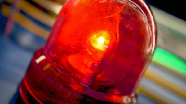 Imagen de primer plano de luces de alarma de incendios brillantes rojas en la pared en el edificio de oficinas — Foto de Stock