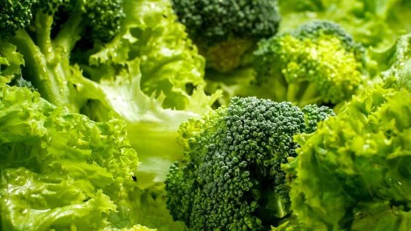 Macro foto di insalata fresca gustosa con broccoli e lattuga. Contesto per alimenti sani e prodotti senza OGM. Nutrizione alimentare e verdure fresche. Sfondo vegano e vegetariano . — Foto Stock