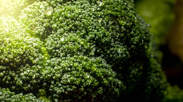 Immagine ravvicinata delle goccioline d'acqua che cadono dai broccoli freschi lavati . — Foto Stock