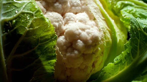 Szekrénykép frissen mosott karfiolról a konyhaasztalon. Háttér az egészséges élelmiszerek és a GMO-mentes termékekhez.Táplálkozás és friss zöldségek. Vegán és vegetáriánus háttér. — Stock Fotó
