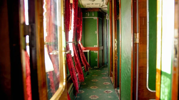 Interior do trem expresso vintage com carpete e portas de madeira — Fotografia de Stock