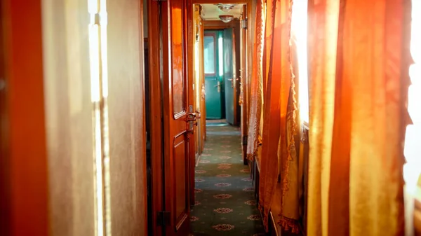 Belo interior de trem a vapor retro carro com portas de madeira e tapetes no chão — Fotografia de Stock