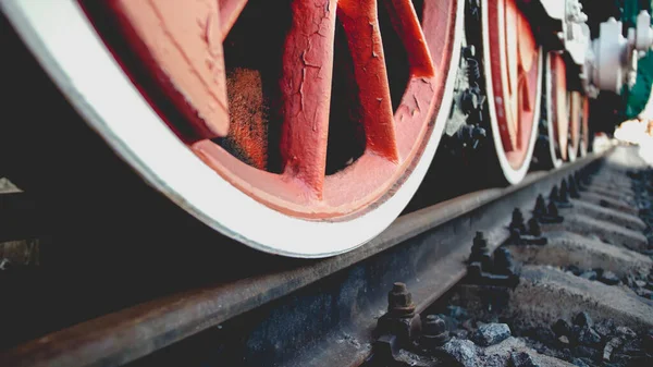 Demiryolu istasyonundaki klasik buharlı tren lokomotifinin yakın plan görüntüsü — Stok fotoğraf