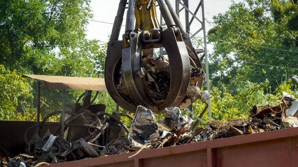 Speciale sollevamento dell'artiglio idraulico e distruzione di metallo su scrapyard — Foto Stock
