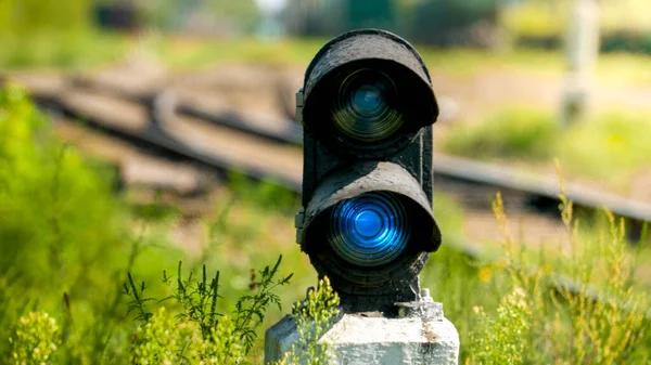 Kék közlekedési lámpa vagy szemafora fényképe a vasúton — Stock Fotó