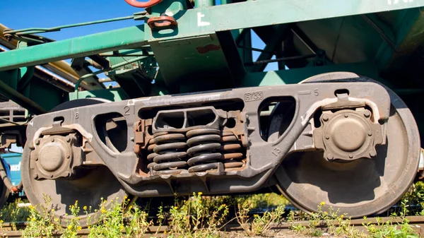 Immagine ravvicinata del sistema di sospensione e delle ruote metalliche sul vagone del treno merci — Foto Stock