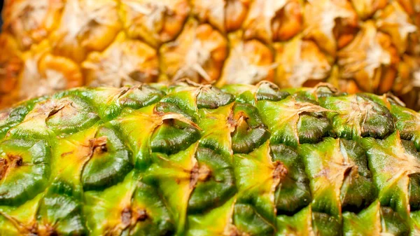 Taze ananasın yeşil ve sarı derisinin soyut görüntüsü. — Stok fotoğraf