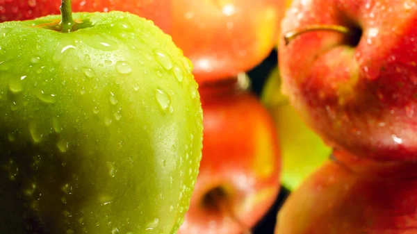 Imagen de cerca de las gotas de agua en la manzana verde madura acostada en la superficie del espejo. Fondo abstracto de frutas de temporada — Foto de Stock
