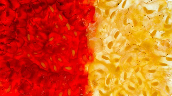 Imagen abstracta de bayas trituradas rojas y amarillas. COncept de mezclar y experimentar con dos sabores. Fondo abstracto de bayas y frutas . —  Fotos de Stock