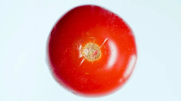 Makrofoto von frisch reifen roten Tomatenboden über weißem Hintergrund. Abstrakter Hintergrund von Gemüse und Obst — Stockfoto