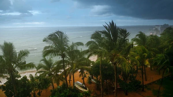 Afbeelding van hevige tropische storm en hevige wind boven exotisch eiland in de Indische oceaan. Typhoon en natuurramp — Stockfoto