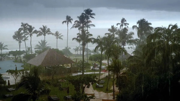 Foto van hevige regenval en hevige wind tijdens tyfoon in hotel resort op tropisch eiland in Indische oceaan — Stockfoto