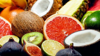 Mutfak masasında lezzetli kesilmiş tropikal ve egzotik meyvelerin arka planı