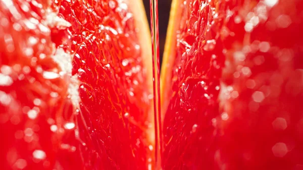 Foto de primer plano del delicioso pomelo recién cortado o rojo anaranjado sobre fondo negro —  Fotos de Stock