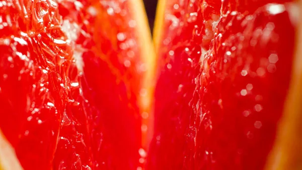 Makrobild von frisch geschnittener Grapefruit oder Orange. Saftiges Orangenfleisch nass — Stockfoto