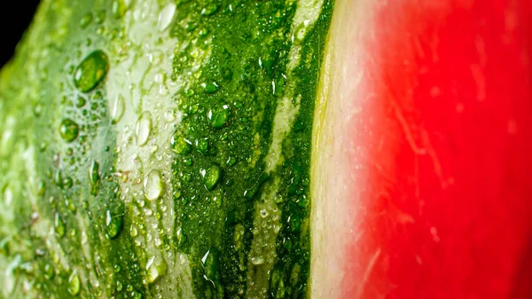 Nahaufnahme Foto von reifen süßen Wassermelonen, die mit Wassertröpfchen bedeckt sind. Abstrakter Hintergrund von Früchten und Beeren — Stockfoto