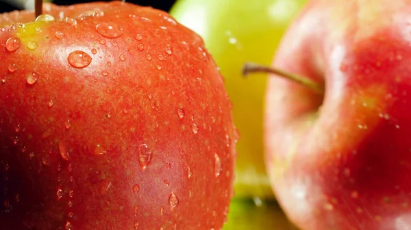Nahaufnahme von Wassertropfen auf reifen roten Äpfeln. Abstrakter Hintergrund saisonaler Früchte — Stockfoto